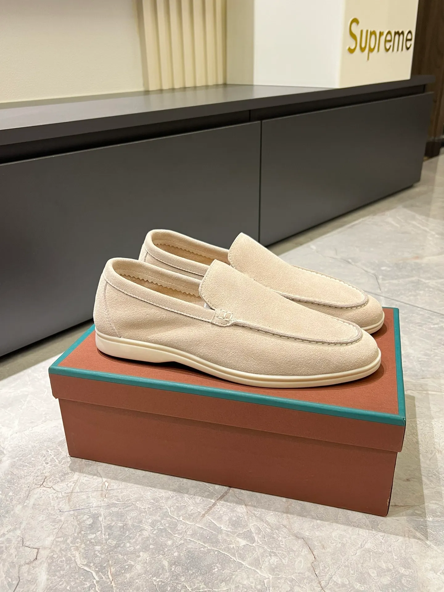 Men's shoes 💰p360 "Loro men's shoes 💰pian'*" Classic L men's shoes for couples 💰p Top version British flat loafers, a must-have item in old money style, the minimalist design is eye-catching and durable, a plus point for dressing The soft foot feel and texture are outstanding. They don’t scratch your feet and are very nice. They are matched with soft and waxy soles. They can be worn daily for a long time without getting tired. They are easy to wear, versatile and classic items, with perfect foot feel and texture! Imported cashmere fabric, the lining is made of imported A-grade water-dyed cow lining, the top version of the genuine leather midsole is sewn with pure handmade mark thread! Size: Female 35-40 (34. Customized) Male 38-44 (45.46. Customized)